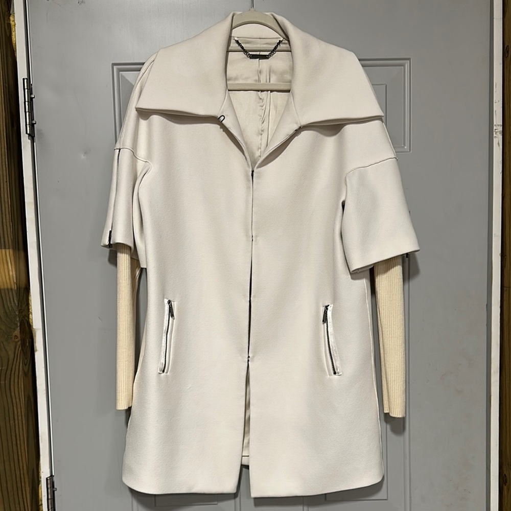 Elie Tahari Cream Cape with Textured Fabric and Wide Collar - Picture 7 of 16